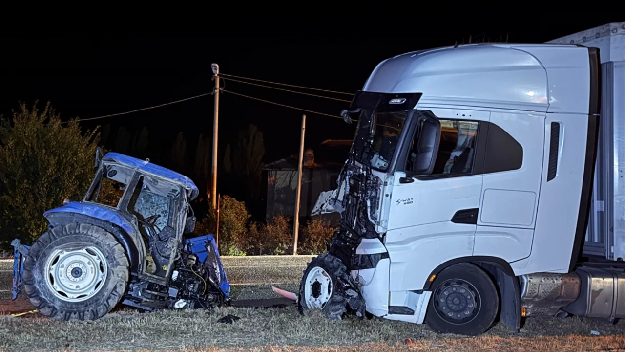 Uşak'ta tır ve trakt&ouml;r &ccedil;arpıştı:1 kişi hayatını kaybetti...