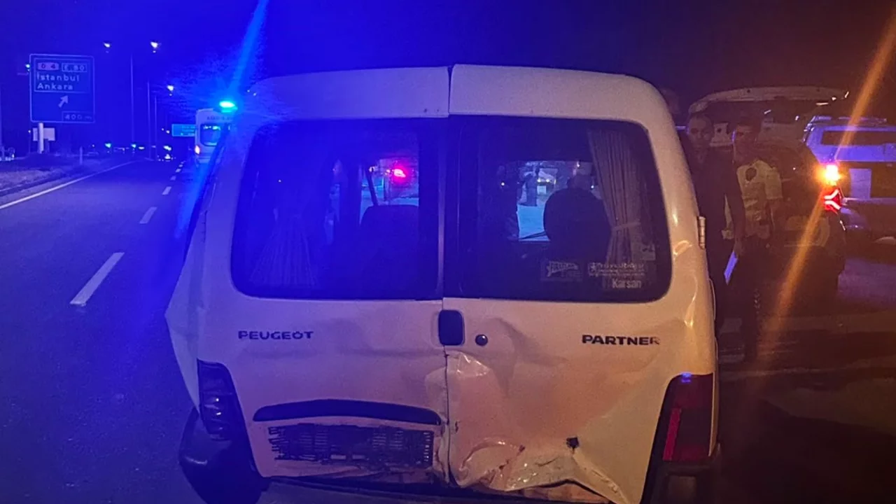 Bolu D-100'de otomobil ile hafif ticari ara&ccedil; &ccedil;arpıştı: 2 yaralı