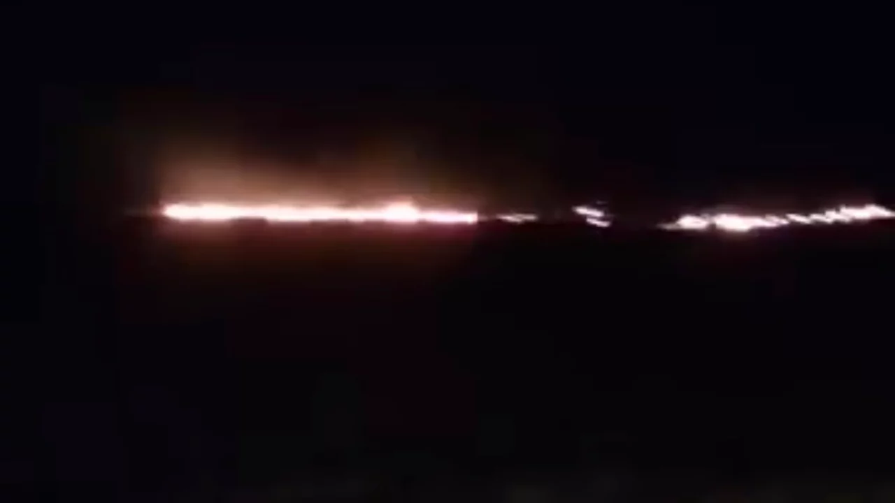 &Ccedil;ankırı Kızılırmak'ta anız yangını r&uuml;zgarla b&uuml;y&uuml;d&uuml;