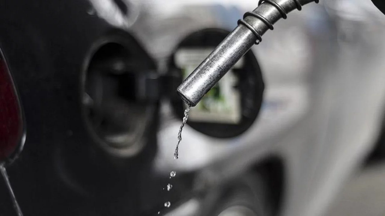 Benzine gece yarısı zam geldi: Tabelada fiyatlar değişti