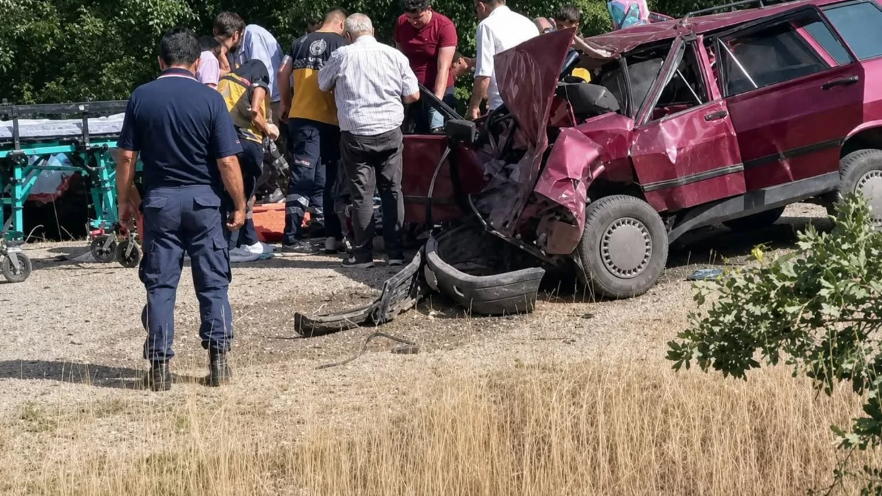 İki otomobil &ccedil;arpıştı: 1 &ouml;l&uuml; 5 yaralı