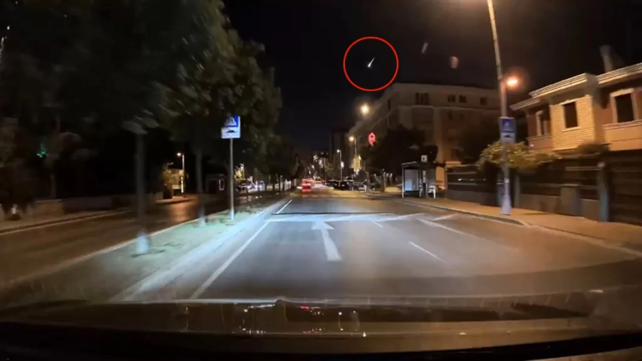 Gece 01.00'de g&ouml;ky&uuml;z&uuml;nde şok eden g&ouml;r&uuml;nt&uuml;! Saniyeler i&ccedil;inde kayboldu