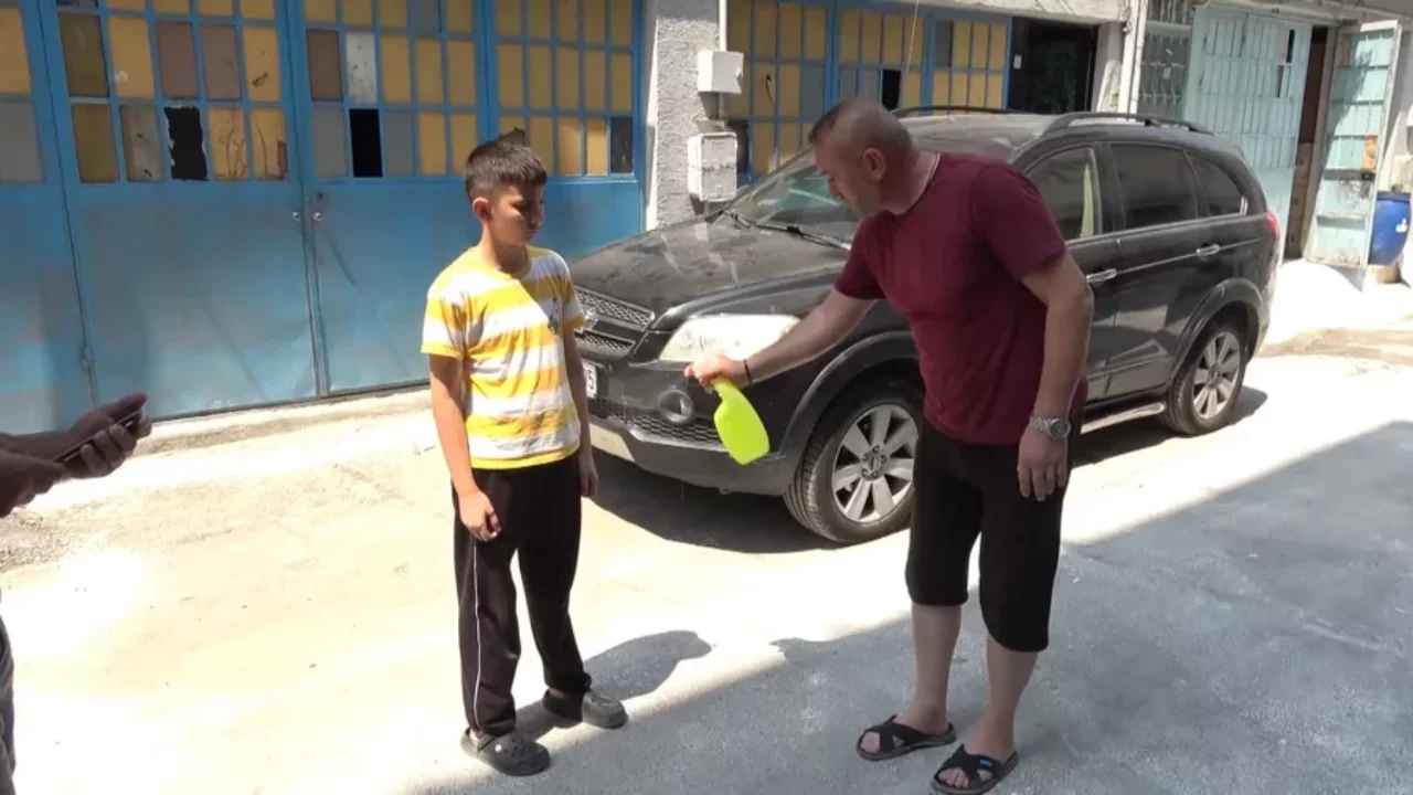 Bursa'da mahalleyi pireler bastı! 3 katlı binaya giren ekipler g&ouml;zlerine inanamadı