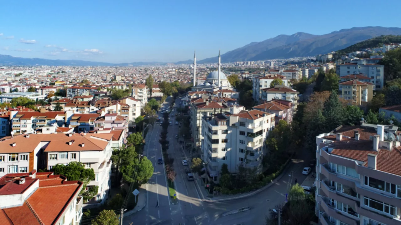 Bursa'nın &uuml;nl&uuml; mahallesinde kriz! Muhtar g&ouml;zleriyle g&ouml;rd&uuml;ğ&uuml;n&uuml; tek tek anlattı