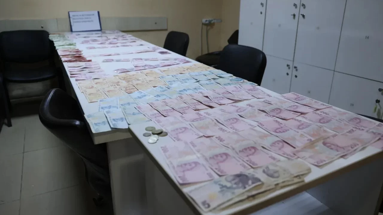 Dilencinin üzerinden çıkan para şaşkına çevirdi: Ekipler saya saya bitiremedi 
