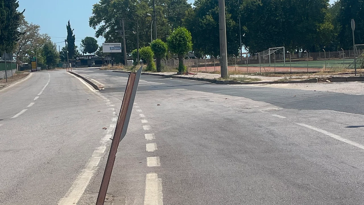 Bursa'da tehlike sa&ccedil;an trafik levhası!