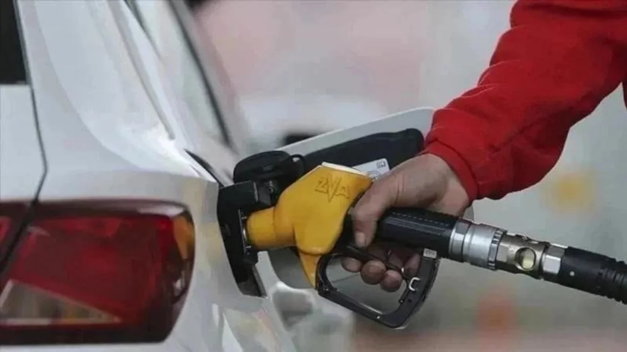 Akaryakıta zam bombası! Motorin ve benzinin fiyatı u&ccedil;acak