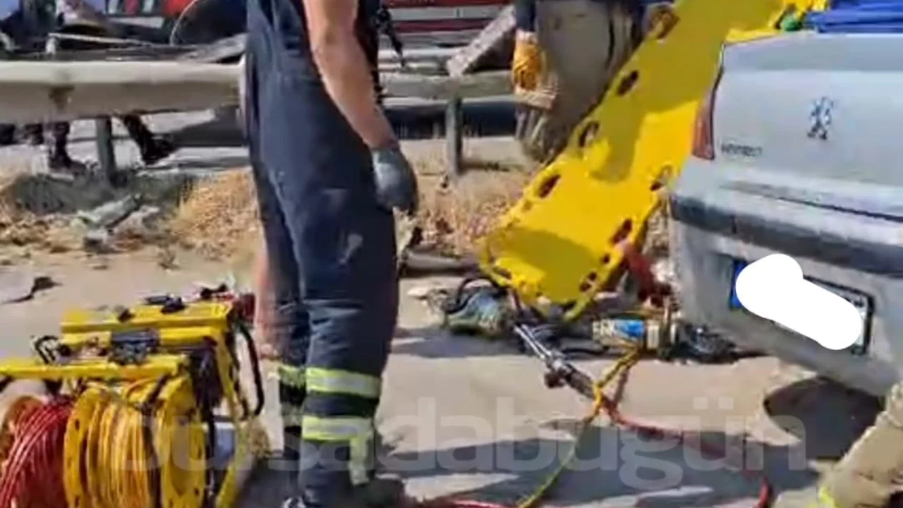 Bursa'da can pazarı! Bariyerlere saplanan otomobilden zor çıkarıldılar
