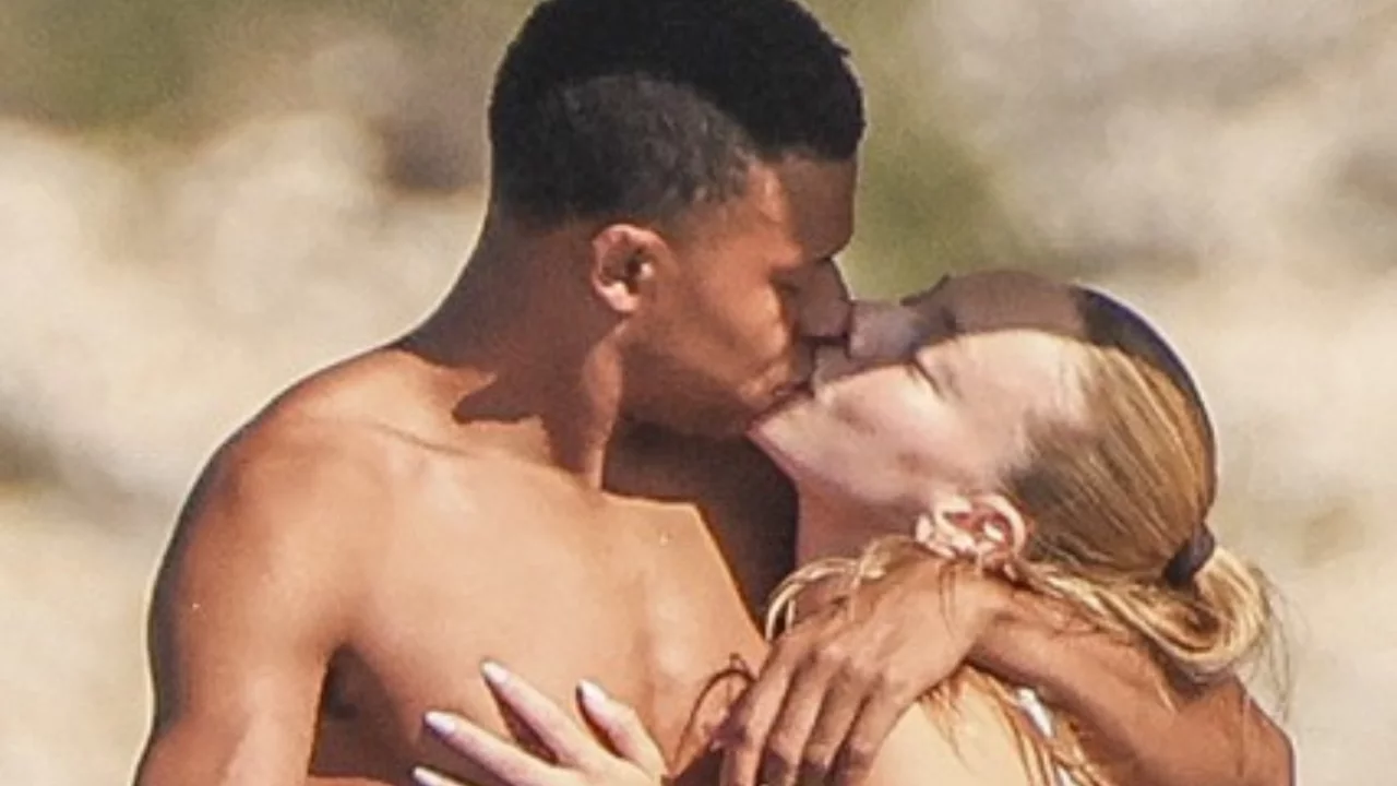 Kylian Mbappe'den Ibiza'da romantik ka&ccedil;amak! Ester Exposito ile g&ouml;r&uuml;nt&uuml;lendi