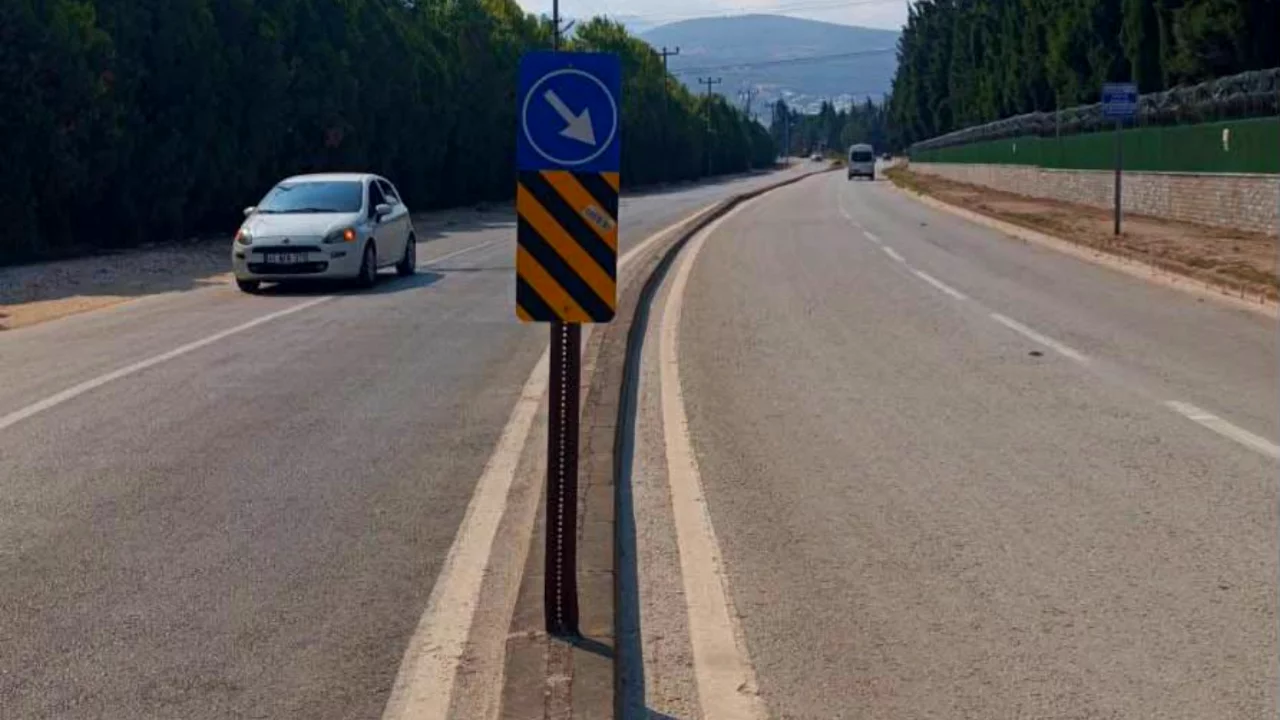 Bursa'da tehlike sa&ccedil;an levhaya anında m&uuml;dahale!