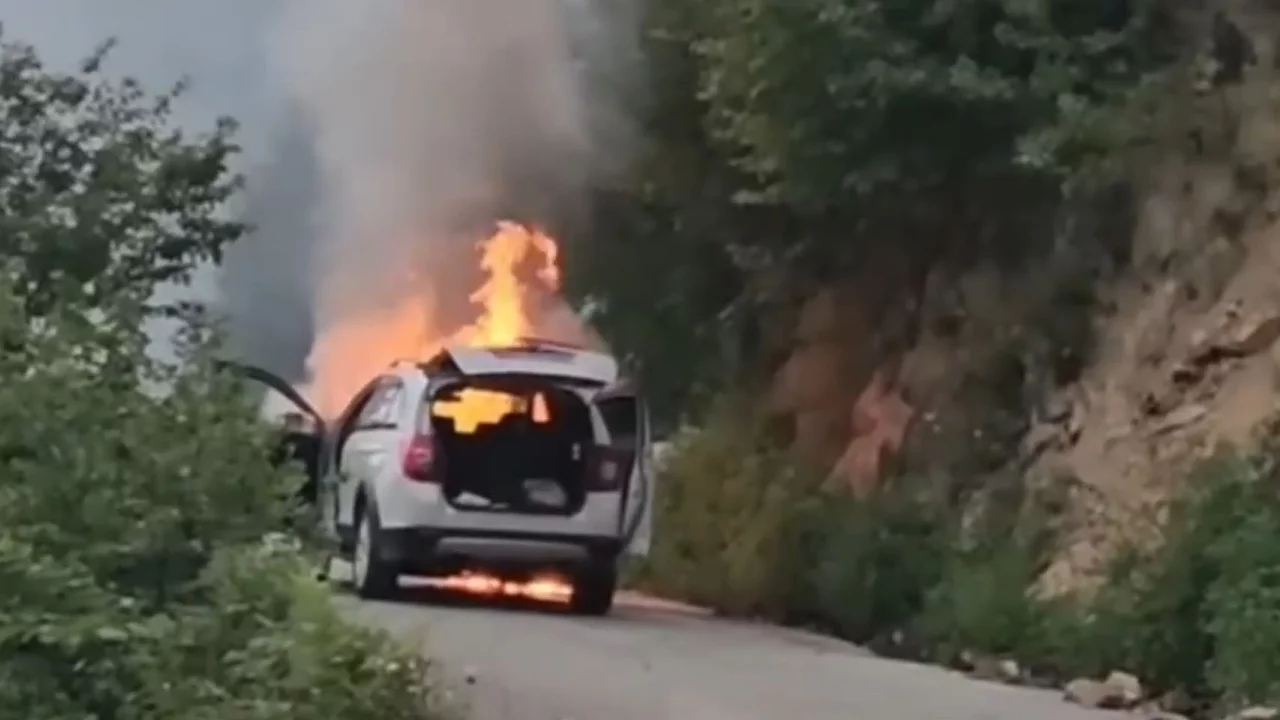 Otomobil alevlere teslim oldu: 5 kişilik aile son anda kurtuldu