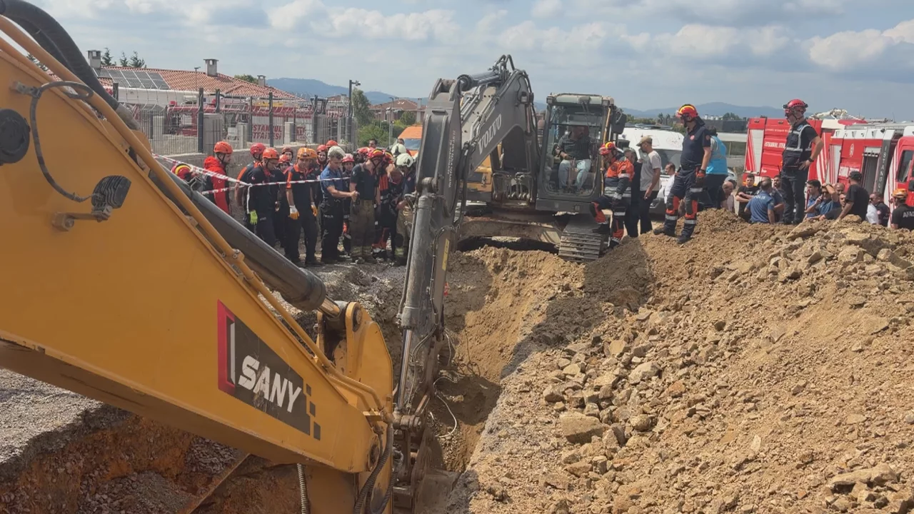 Tuzla'da kanalizasyon kazısında g&ouml;&ccedil;&uuml;k: İş&ccedil;i 3 saat sonra kurtarıldı