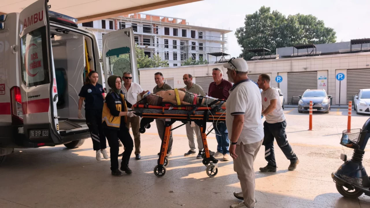 Bursa'da trakt&ouml;r s&uuml;r&uuml;c&uuml;s&uuml; 50 metrelik u&ccedil;urumdan yuvarlandı! Durumu ağır...