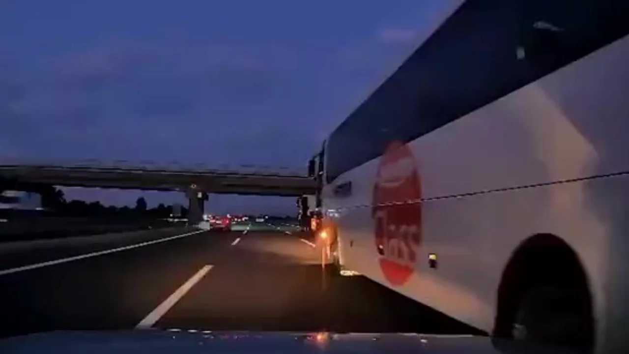 TEM Otoyolu'nda korku dolu anlar! Şerit değiştiren otobüs faciaya yol açıyordu...