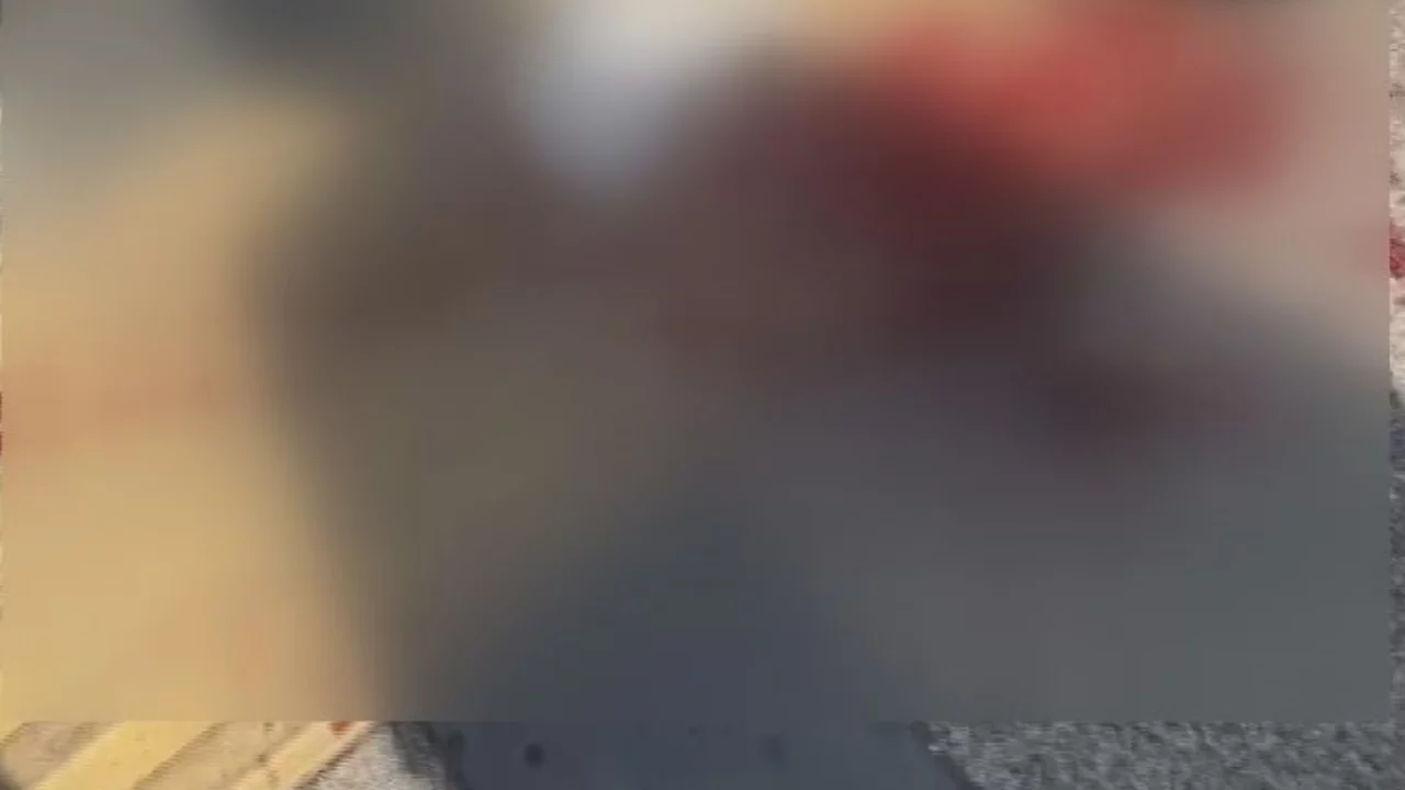 Parkta başlayan tartışma &ouml;l&uuml;mle bitti: Cami &ouml;n&uuml;nde bı&ccedil;aklandı