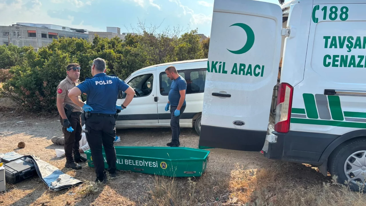 Kütahya Tavşanlı'da 74 yaşındaki adam otomobilinin yanında ölü bulundu