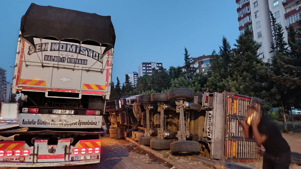 Adana'da zincirleme kaza: Buğday y&uuml;kl&uuml; tır devrildi, 3 kişi yaralandı