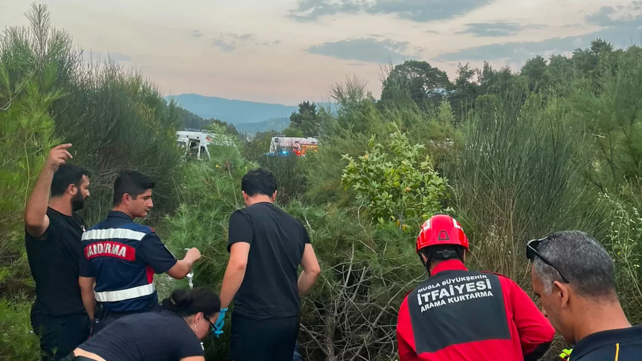 Muğla'da feci kaza: Şarampole yuvarlanan ara&ccedil;tan 4 yaralı &ccedil;ıktı