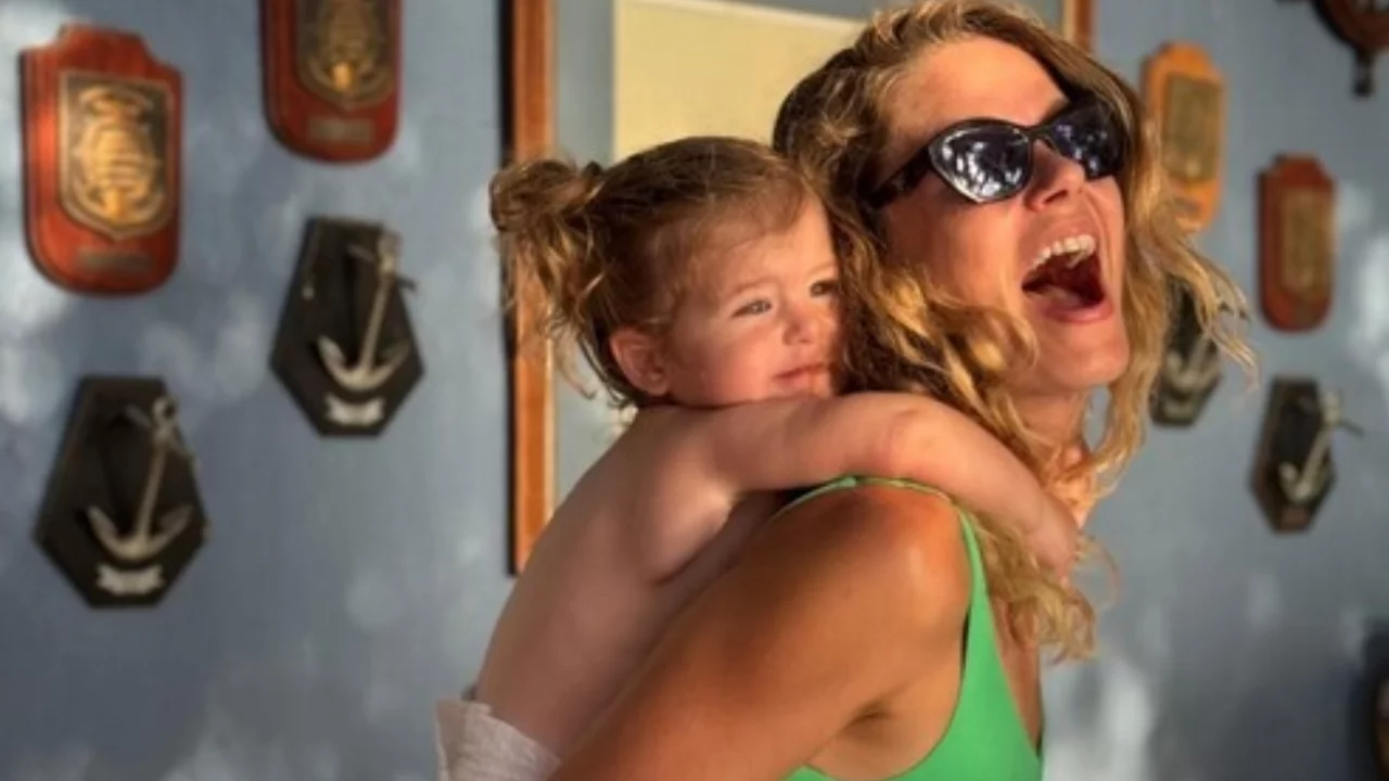Burcu Biricik'ten ailece tekne tatili! Luna'nın d&uuml;men başındaki halleri ilgi g&ouml;rd&uuml;