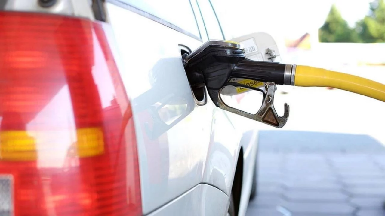 Milyonlarca ara&ccedil; sahibini ilgilendiriyor! Motorin fiyatlarını d&uuml;ş&uuml;rebilecek d&uuml;zenleme i&ccedil;in kritik saatler
