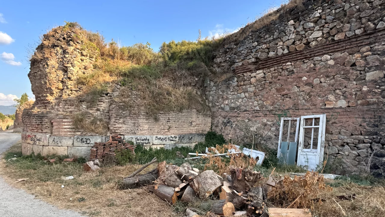 Bursa'da tarihi surlara b&uuml;y&uuml;k ayıp! Defalarca temizlense de devam ediyor...