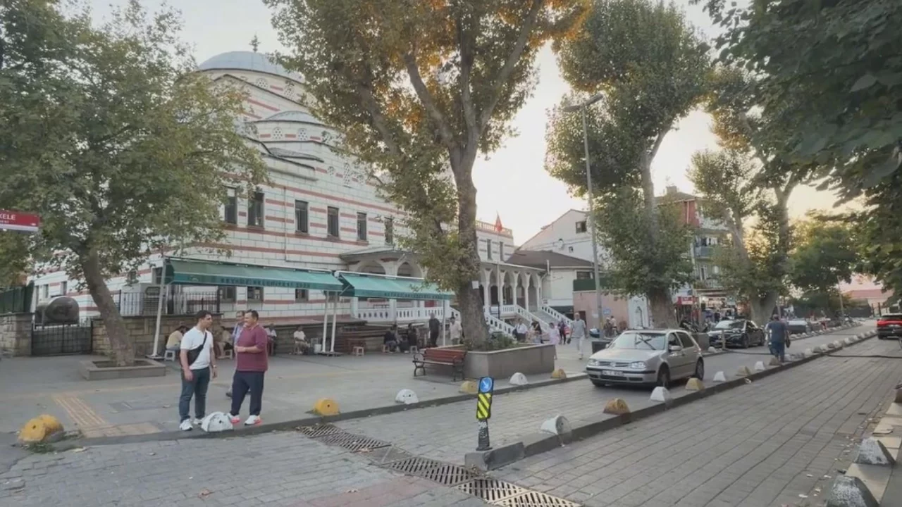 Parkta tartıştığı adamı cami &ouml;n&uuml;nde katletti! G&ouml;r&uuml;nt&uuml;ler dehşet...