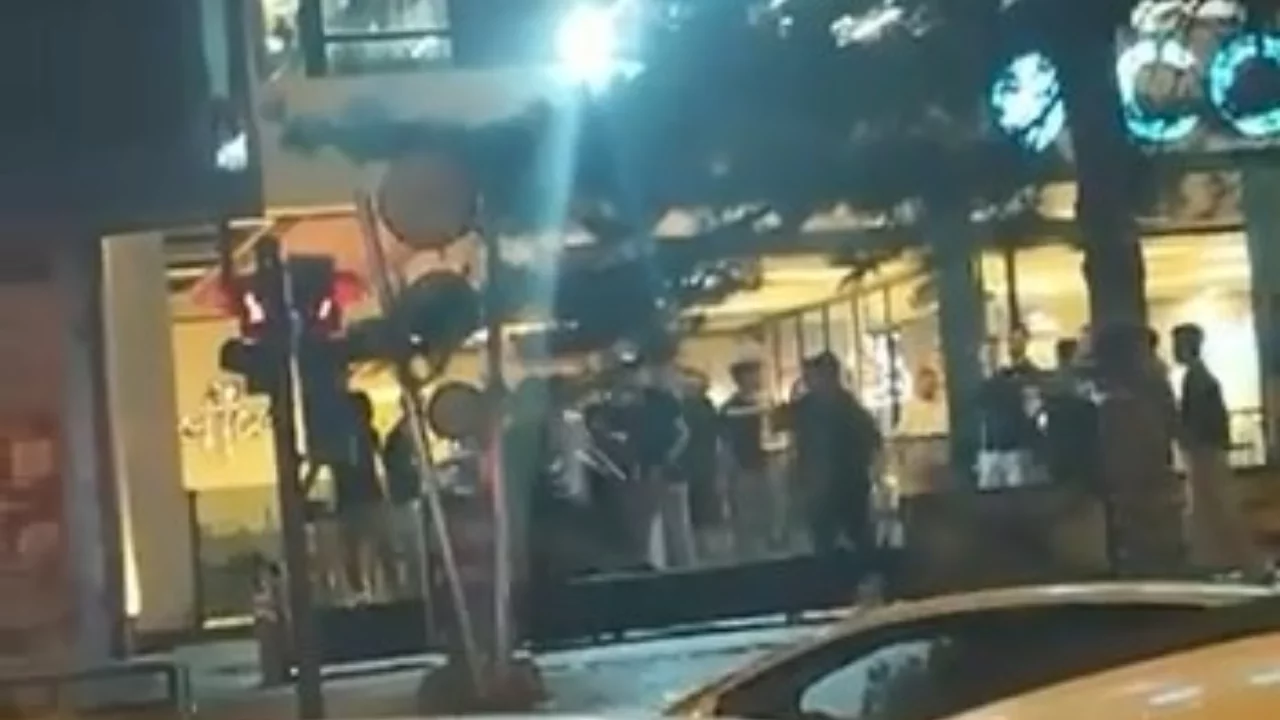 Bursa'da kafe &ouml;n&uuml;nde ortalık bir anda karıştı! İki grup birbirine girdi