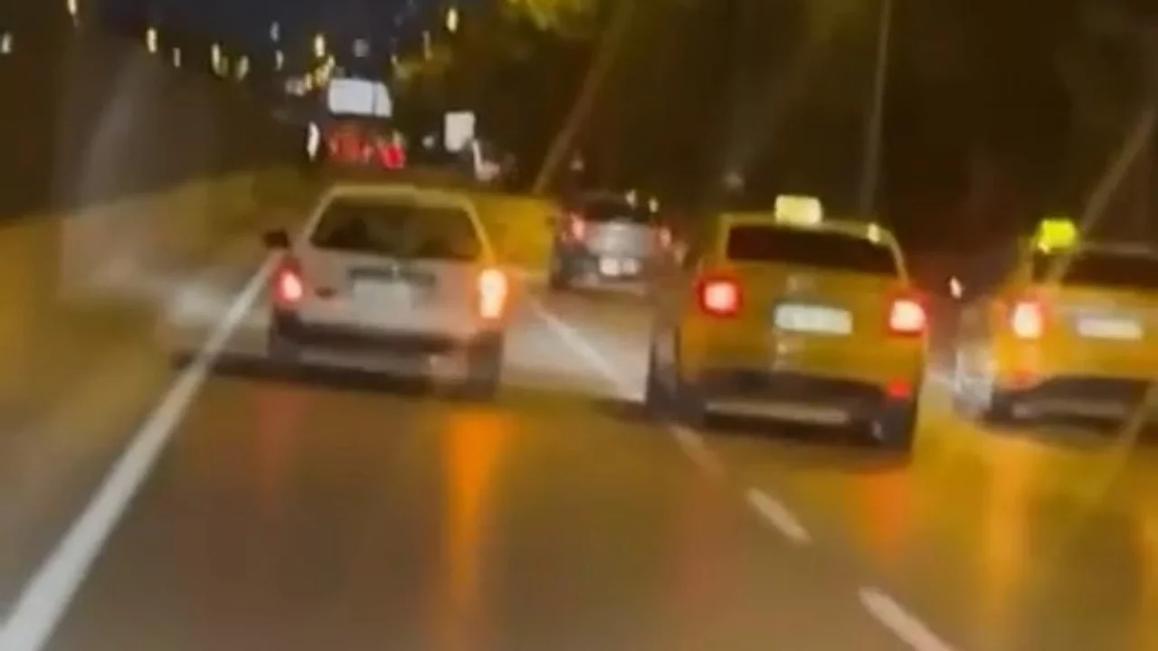 Bursa'da trafikte korku dolu anlar! Otomobili b&ouml;yle sıkıştırdılar...