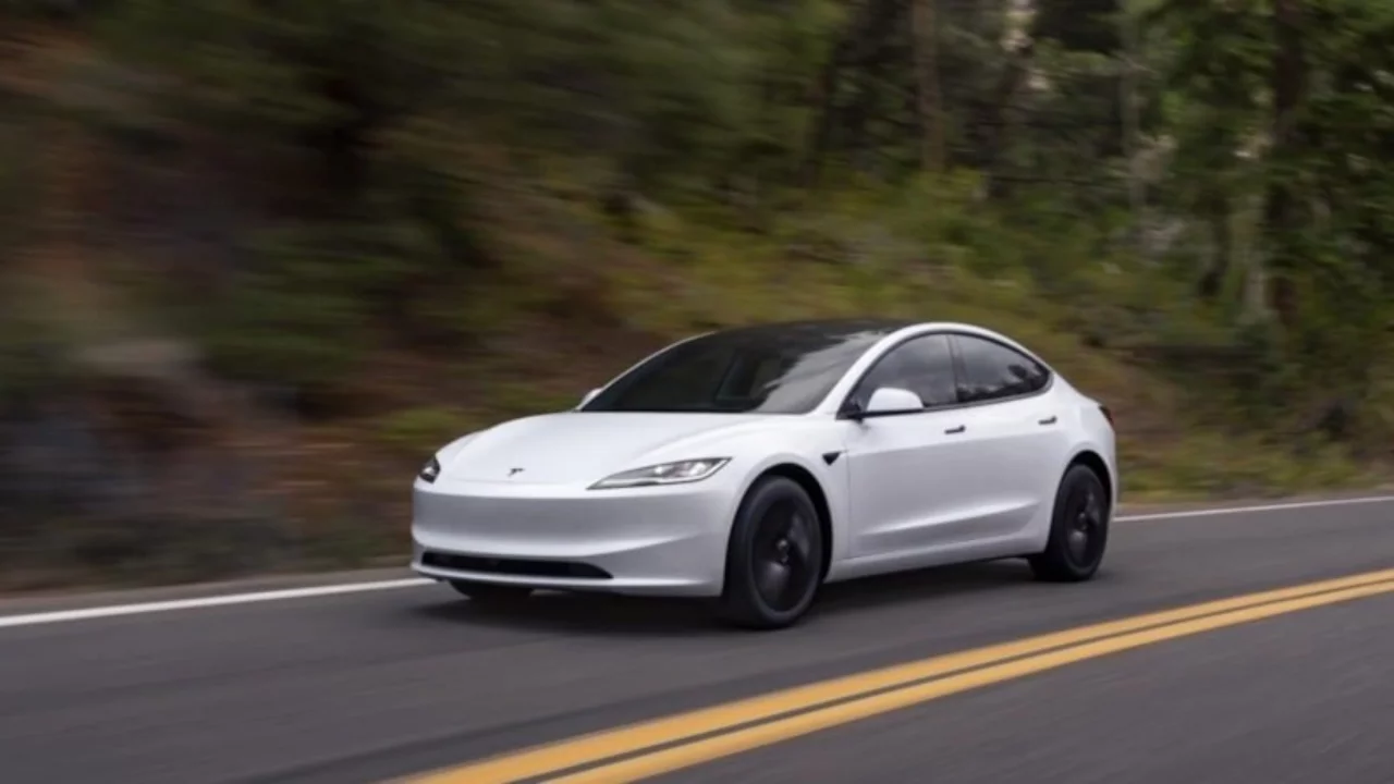 Tesla, far sorunu nedeniyle binlerce aracı geri &ccedil;ağırıyor