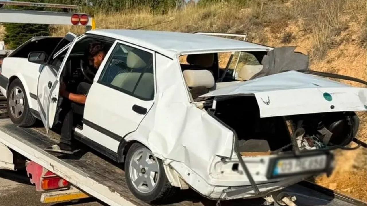 Otomobiller kafa kafaya &ccedil;arpıştı: 1 &ouml;l&uuml;, 7 yaralı