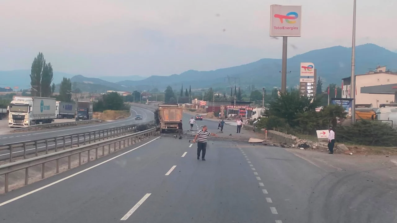 Hafriyat kamyonu bariyerlere &ccedil;arptı: 1 &ouml;l&uuml;, 1 yaralı