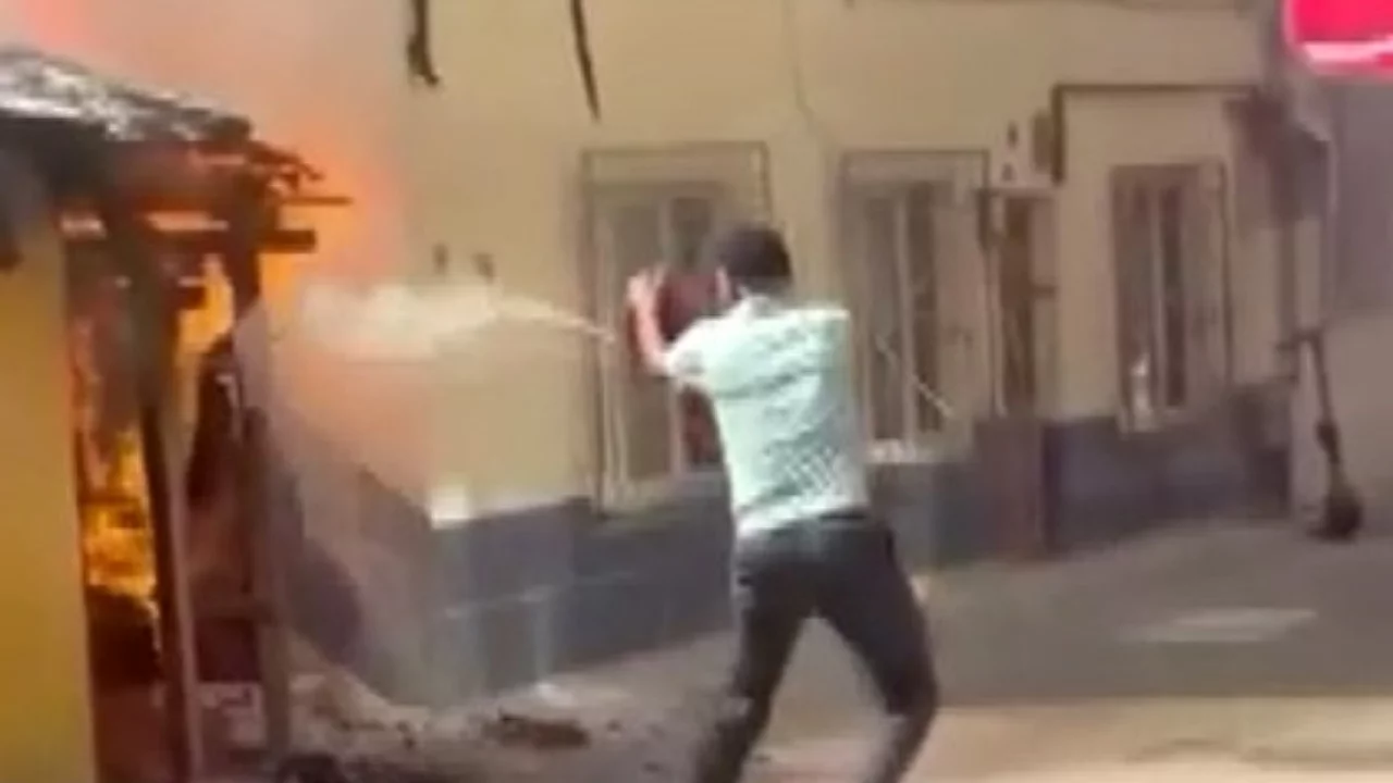 Bursa'da yanan eve vatandaşlar seferber oldu!