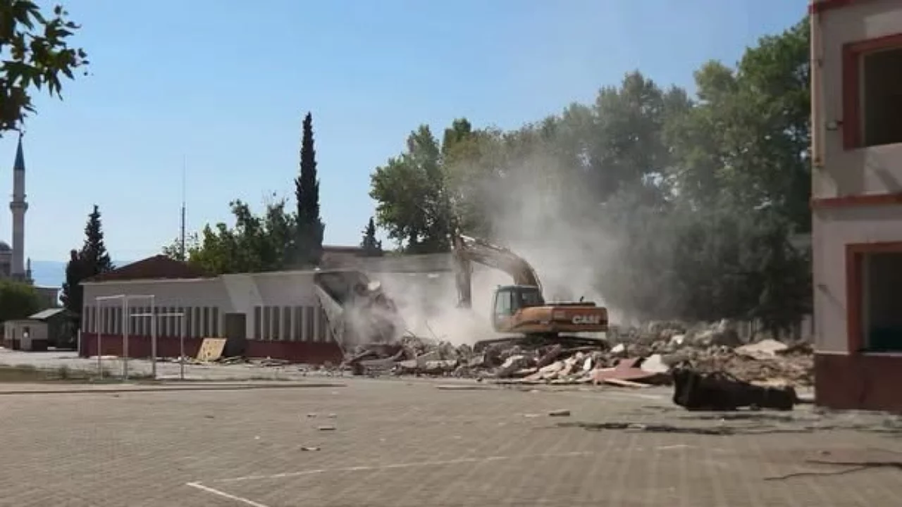Bursa'nın köklü okulunun yıkımına başlandı! Baştan aşağı yenilenecek...