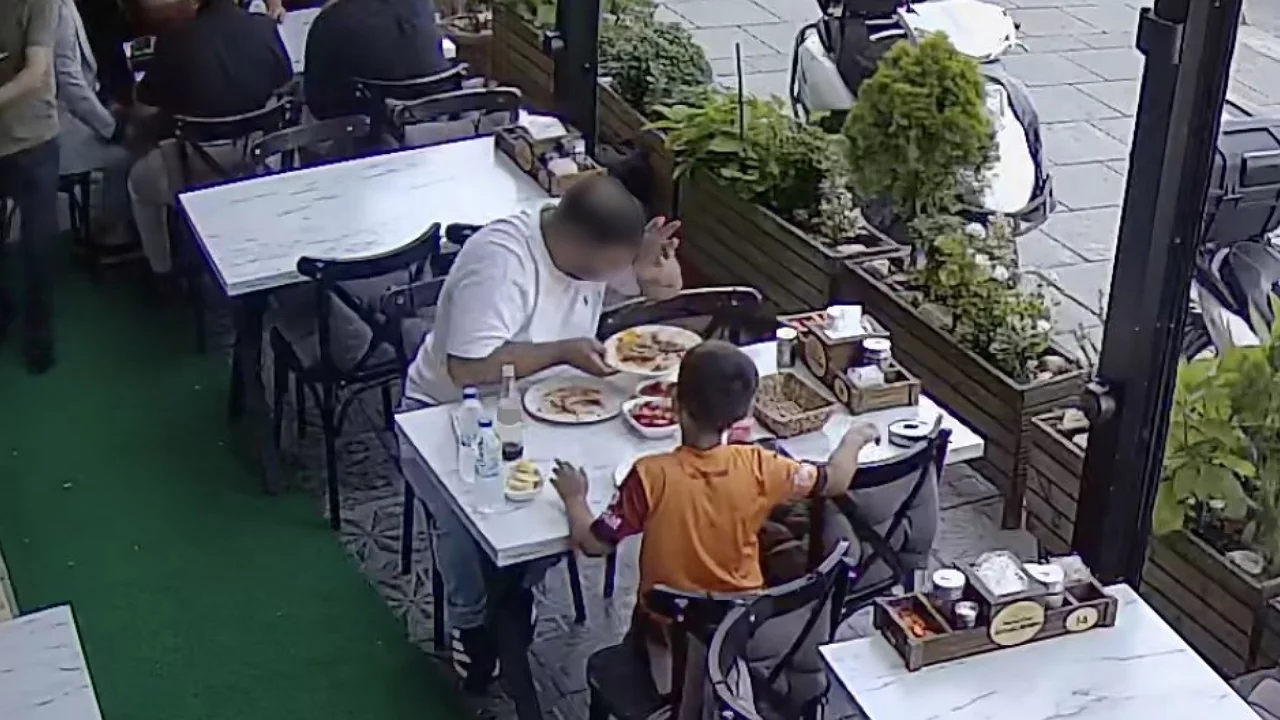 Ünlü şefin restoranında pes dedirten olay! Yemeğine kıl atıp hesabı reddetti