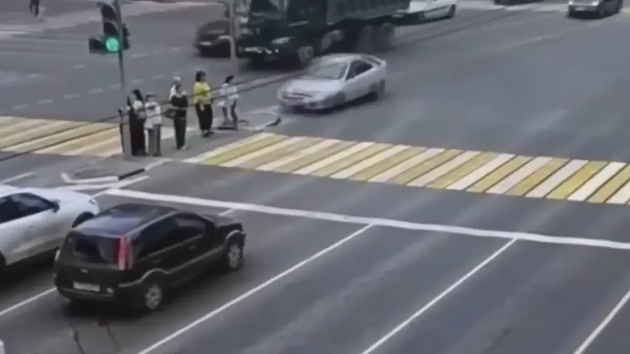 Trafikte korku dolu anlar: Kalp krizi geçirdi, 7 kişiyi aracıyla ezdi!