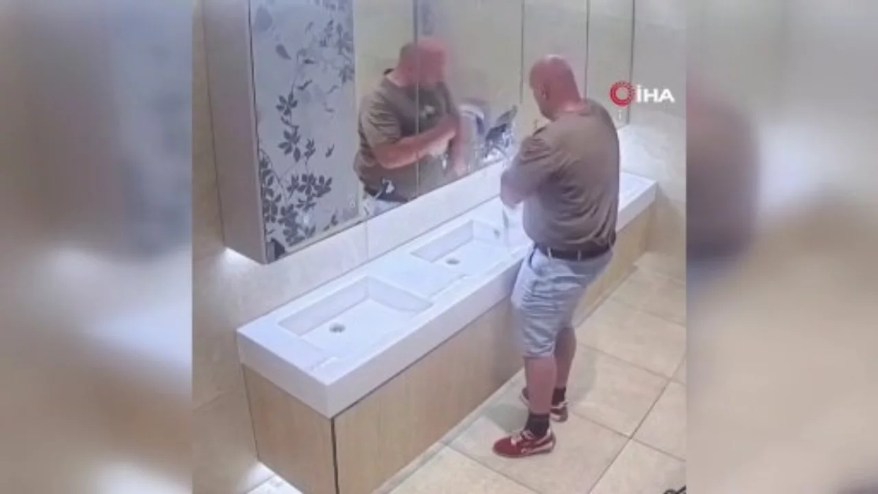 Sabunluk boş &ccedil;ıkınca &ccedil;ılgına d&ouml;nd&uuml;! Alışveriş merkezinde şaşırtan anlar kamerada...