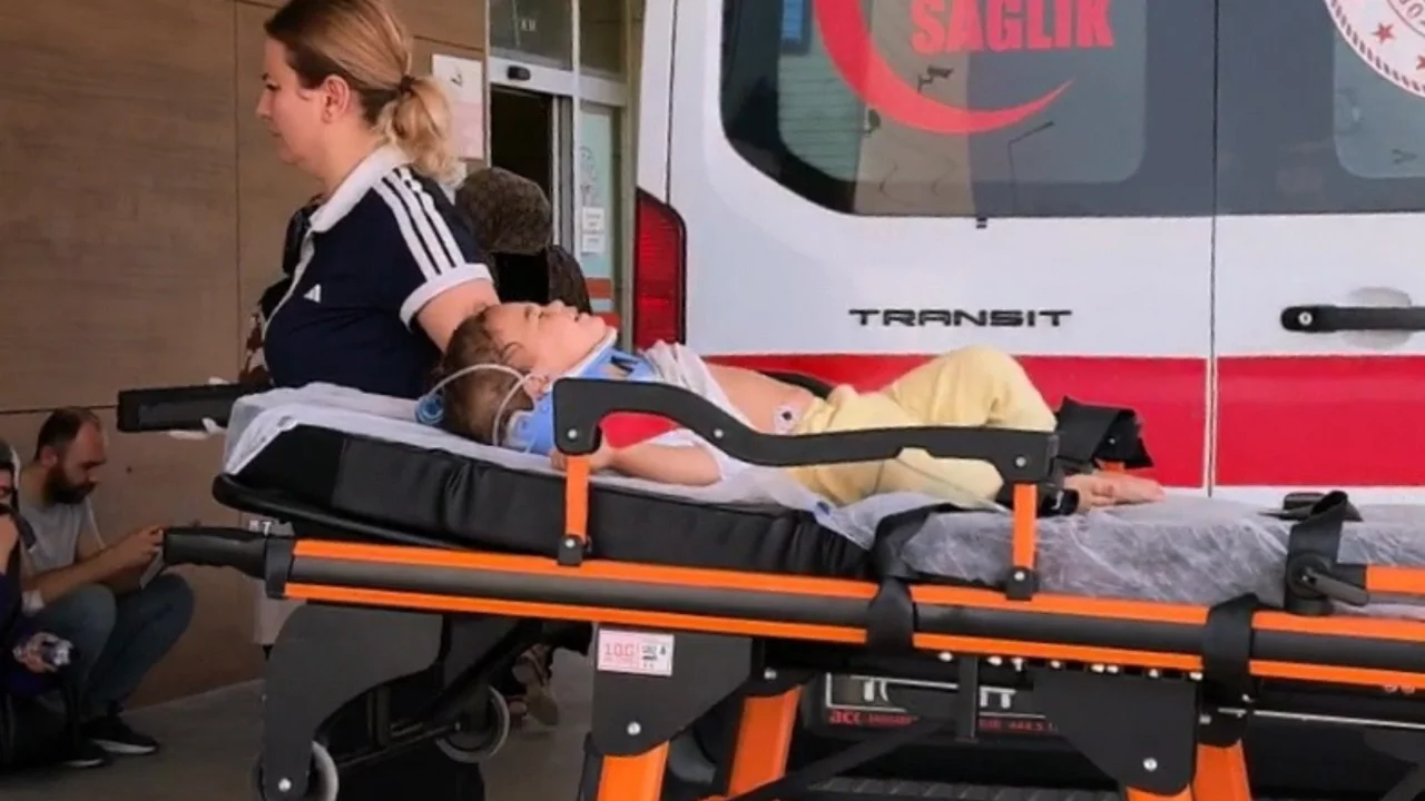 Bursa'da talihsiz kaza! Balkondan d&uuml;şen bebeğin hayati tehlikesi var...