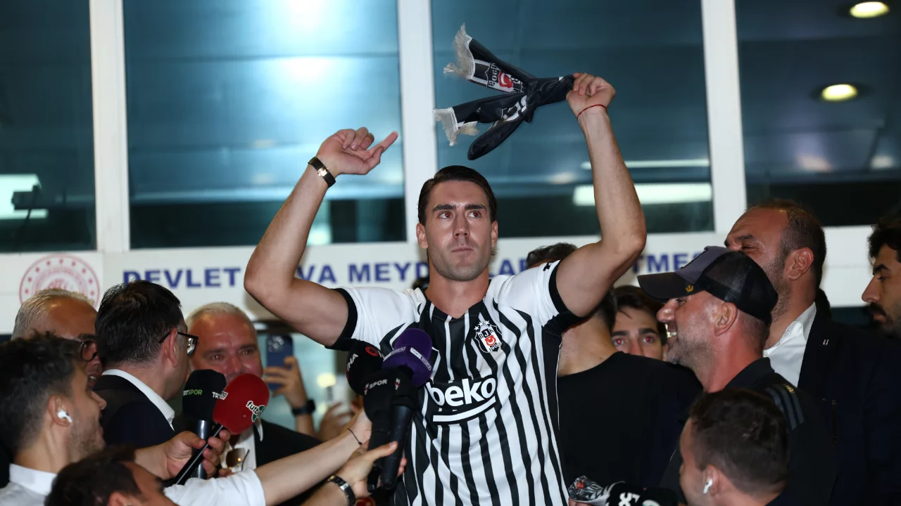 Beşiktaş'ta Dusan Vlahovic heyecanı! Yıldız golc&uuml; İstanbul'a geldi