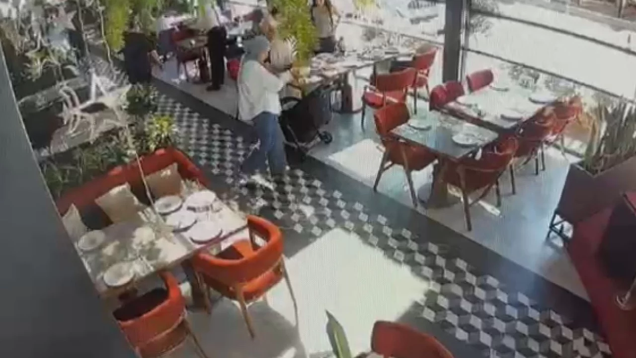 Restorana m&uuml;şteri gibi girdi, g&uuml;peg&uuml;nd&uuml;z kurşun yağdırdı! O anlar kamerada...