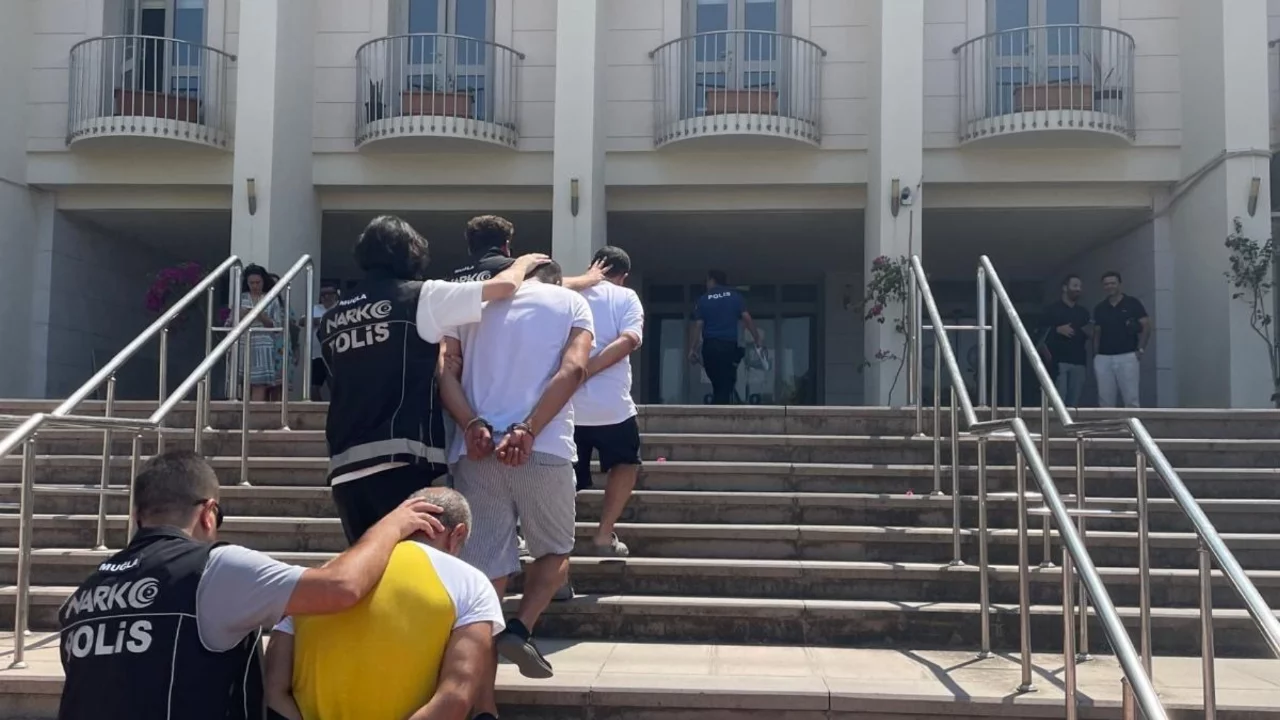 Bodrum'da uyuşturucu operasyonu: Sokakta suçüstü yakalandılar