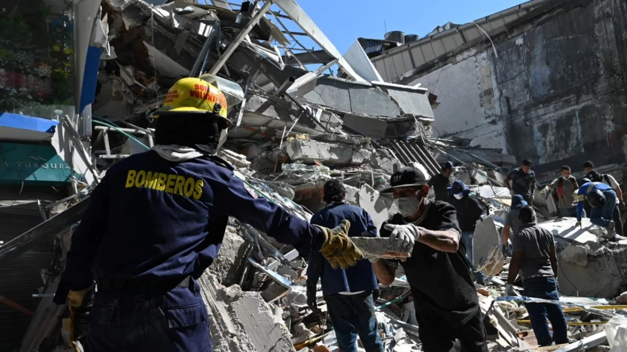 Kolombiya'da 7,4'l&uuml;k deprem: Can kaybı 239'a y&uuml;kseldi