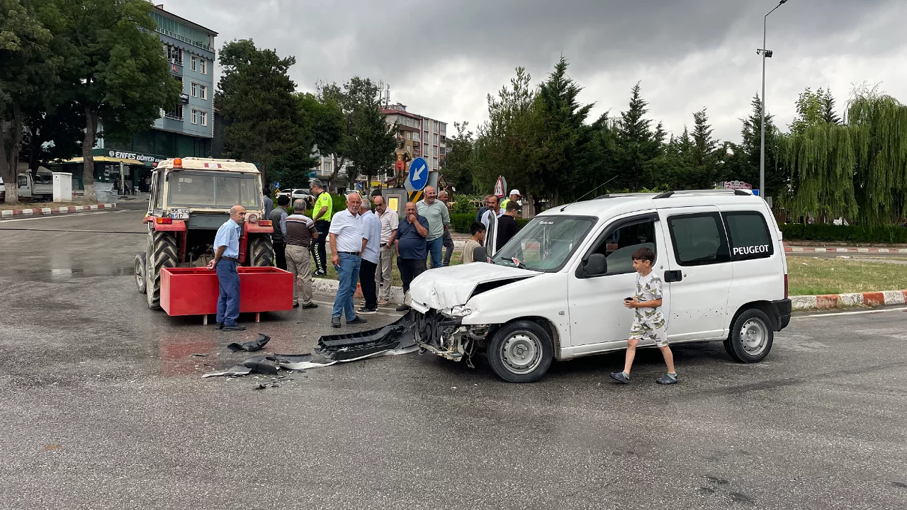 Hafif ticari ara&ccedil; ile trakt&ouml;r &ccedil;arpıştı