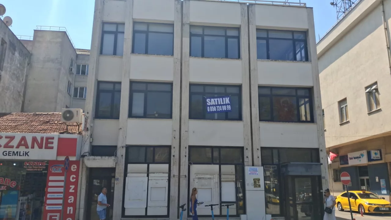 Bursa'da meydan planlarında yer alan eski banka binası satışta!
