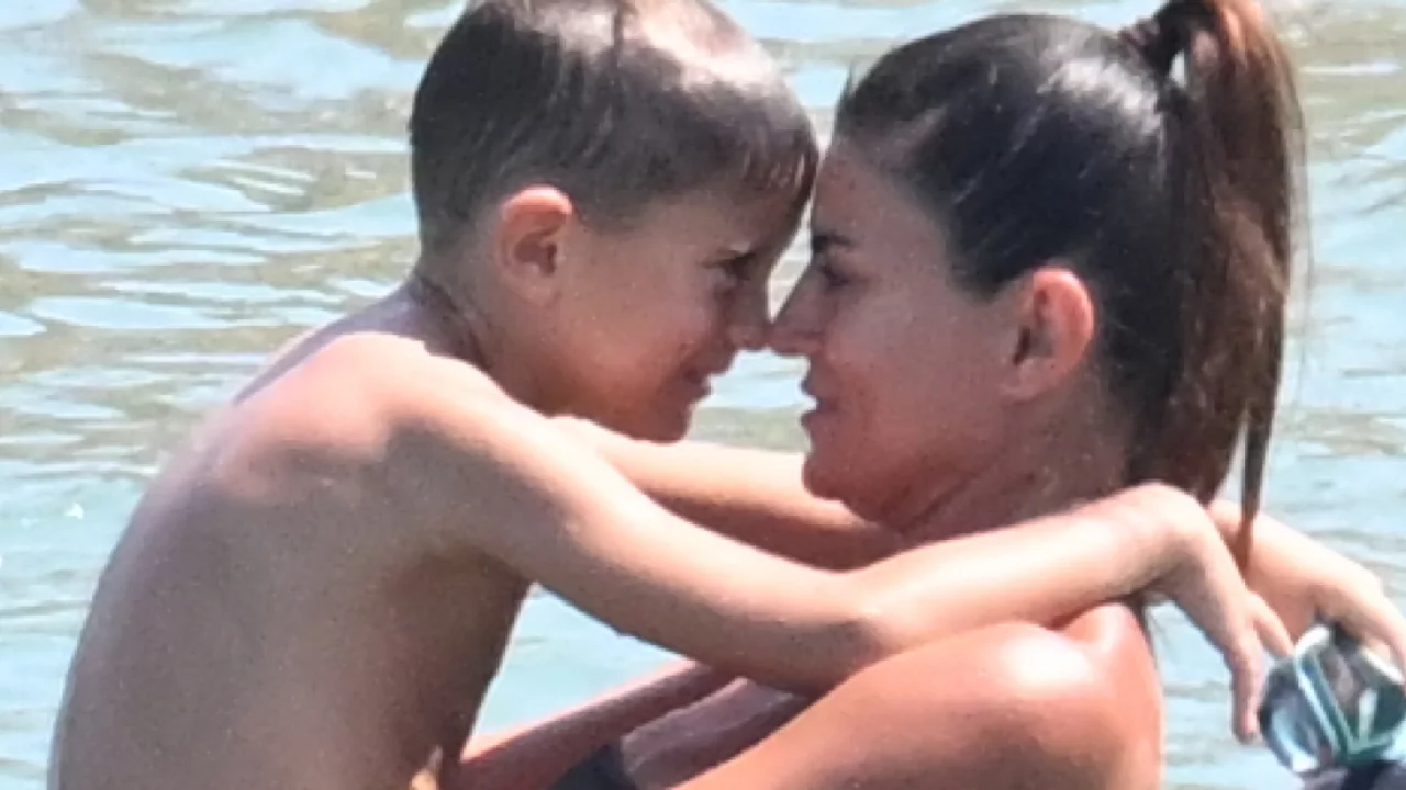 Ece Vahapoğlu'ndan Bodrum'da oğluyla keyifli anlar! Denizdeki neşeli g&ouml;r&uuml;nt&uuml;leri dikkat &ccedil;ekti