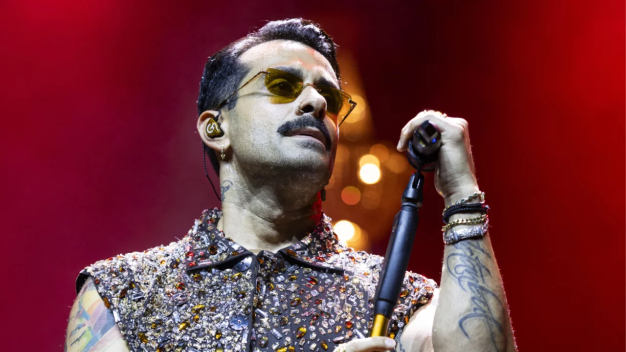 G&ouml;khan T&uuml;rkmen Harbiye sahnesini adeta şantiyeye &ccedil;evirdi! 12 bin taşla dikkat &ccedil;eken konser