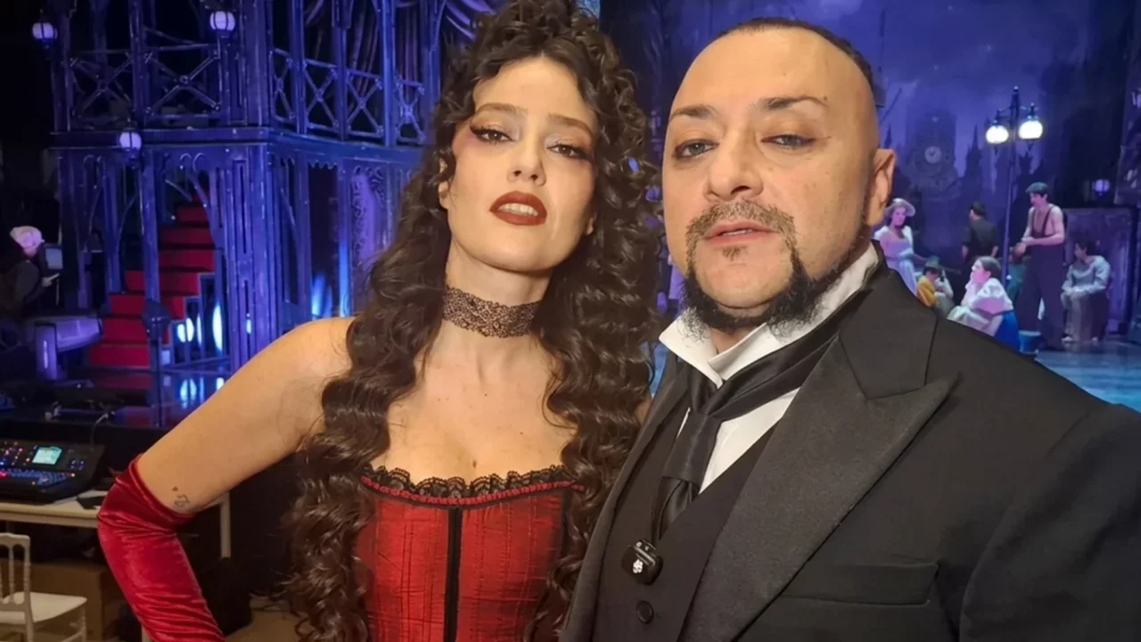 Pelin Akil sahnede talihsiz kaza yaşadı! Peş peşe d&uuml;şt&uuml;, bacağındaki morluğu paylaştı
