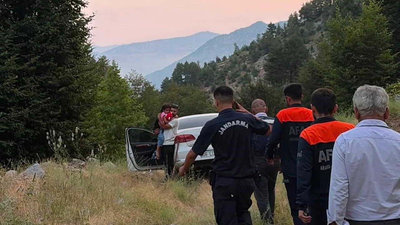 Ara&ccedil;ta mahsur kalan baba ve kızı kurtarıldı