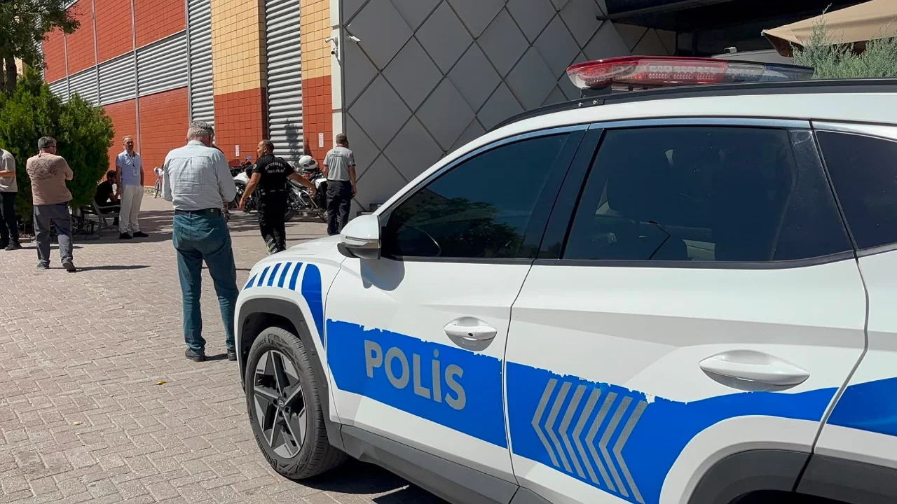 AVM'nin restoran katında kanlı kavga: 40 yaşındaki adam hayatını kaybetti