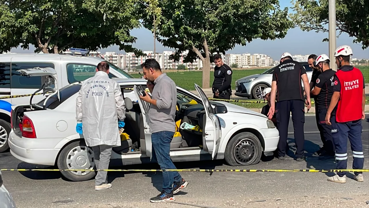 Kırmızı ışıkta bekleyen araca kanlı saldırı! &Ouml;l&uuml; ve yaralı var...