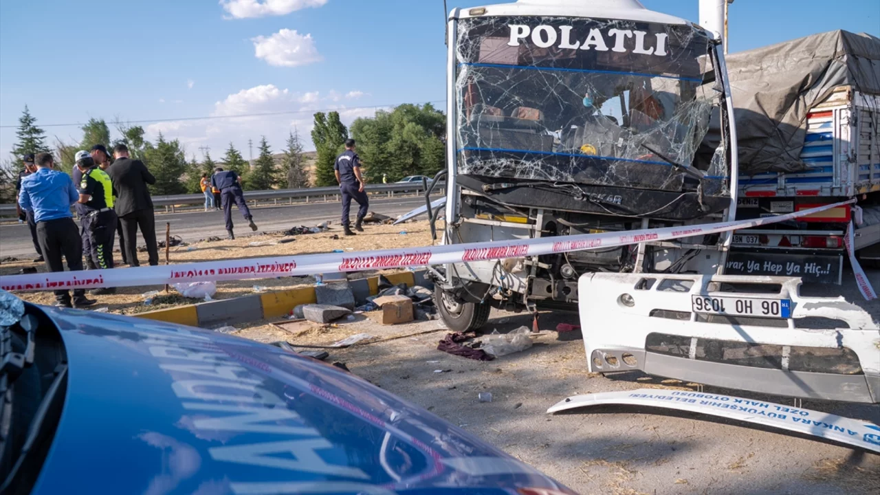 Ankara'da &ouml;zel halk otob&uuml;s&uuml; ile hafriyat kamyonu &ccedil;arpıştı: &Ouml;l&uuml; ve yaralılar var...